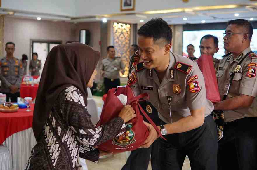 Serdik Sespimma Lemdiklat Polri, Satria Anggara, saat menyerahkan Sembako
